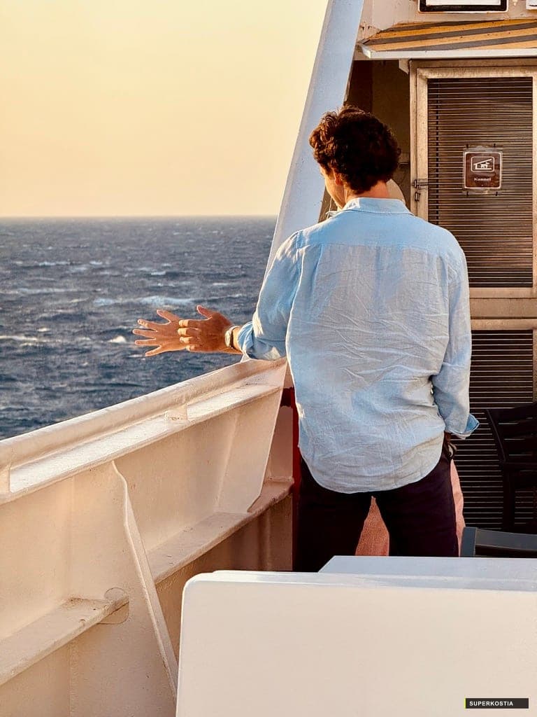 Jeune Homme Ferry Couchant